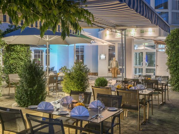 Restaurant, Terrasse, gedeckter Tisch, Abendstimmung