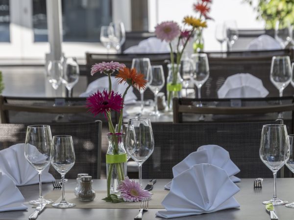 Restaurant, Terrasse, gedeckter Tisch, Blumen