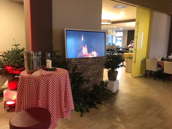 Eventrestaurant in gemütlicher Almhütten Atmosphäre dekoriert mit Kaminfeuer im TV