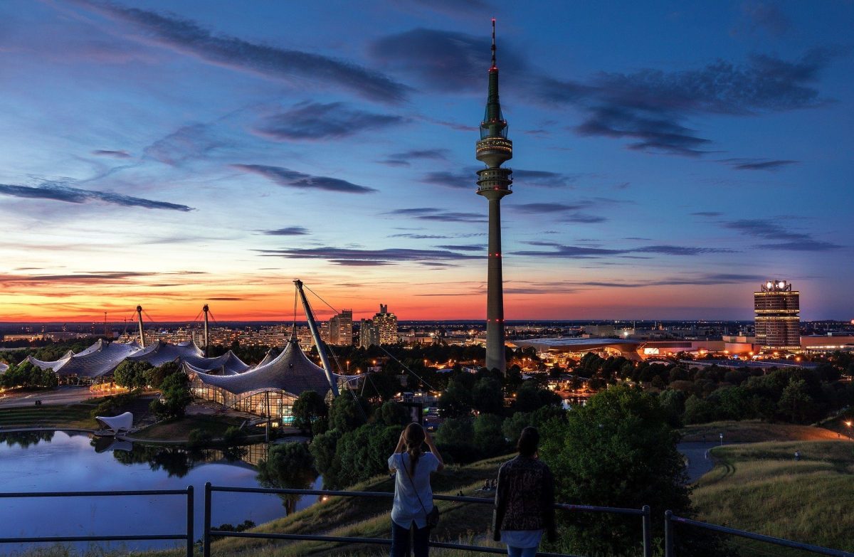 Münchner Olympiapark bei Sonnenuntergang