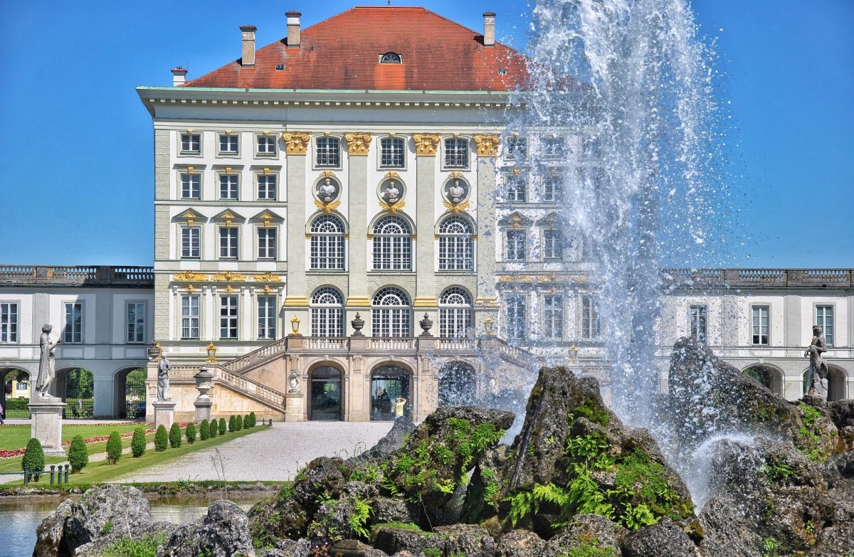 Schloss Nymphenburg mit Springbrunnen im Vordergrund